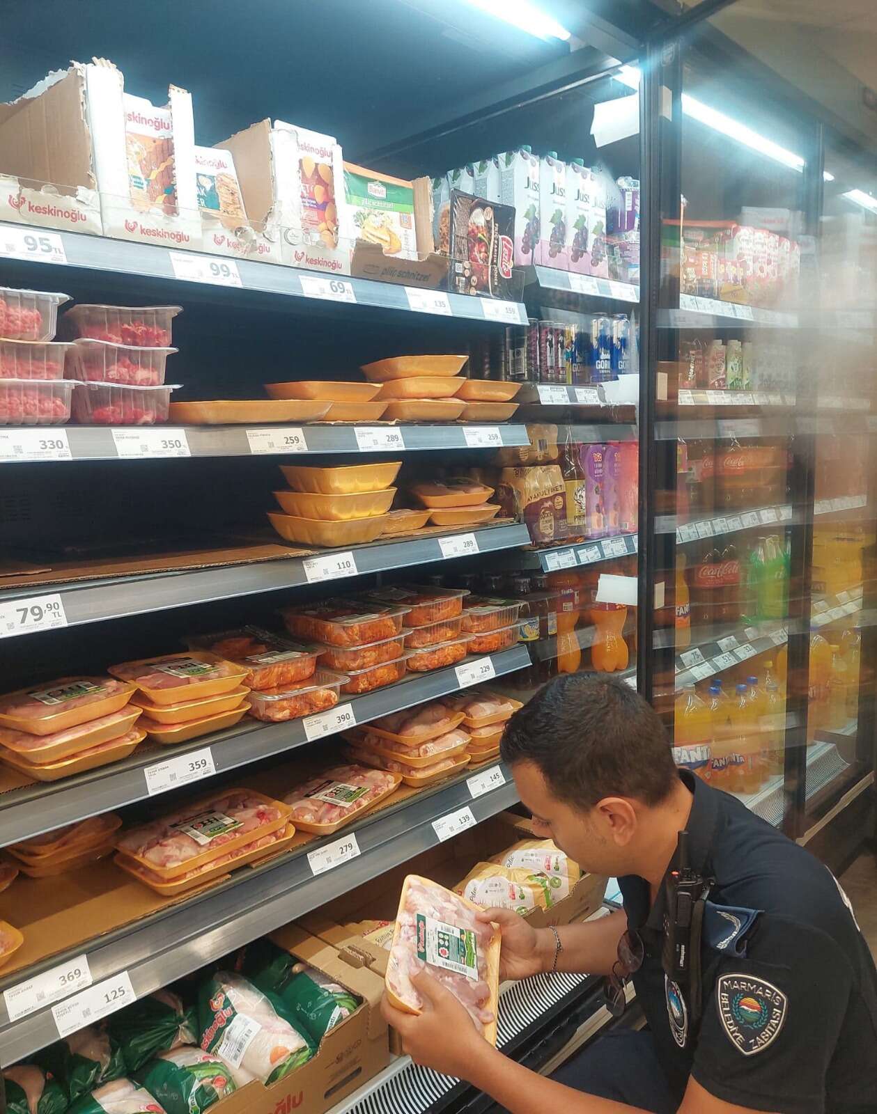 Marmaris’te Zabıta Ekiplerinden Zincir Marketlere Denetim: Son Kullanma Tarihi Geçmiş Ürünler Tespit Edildi 4